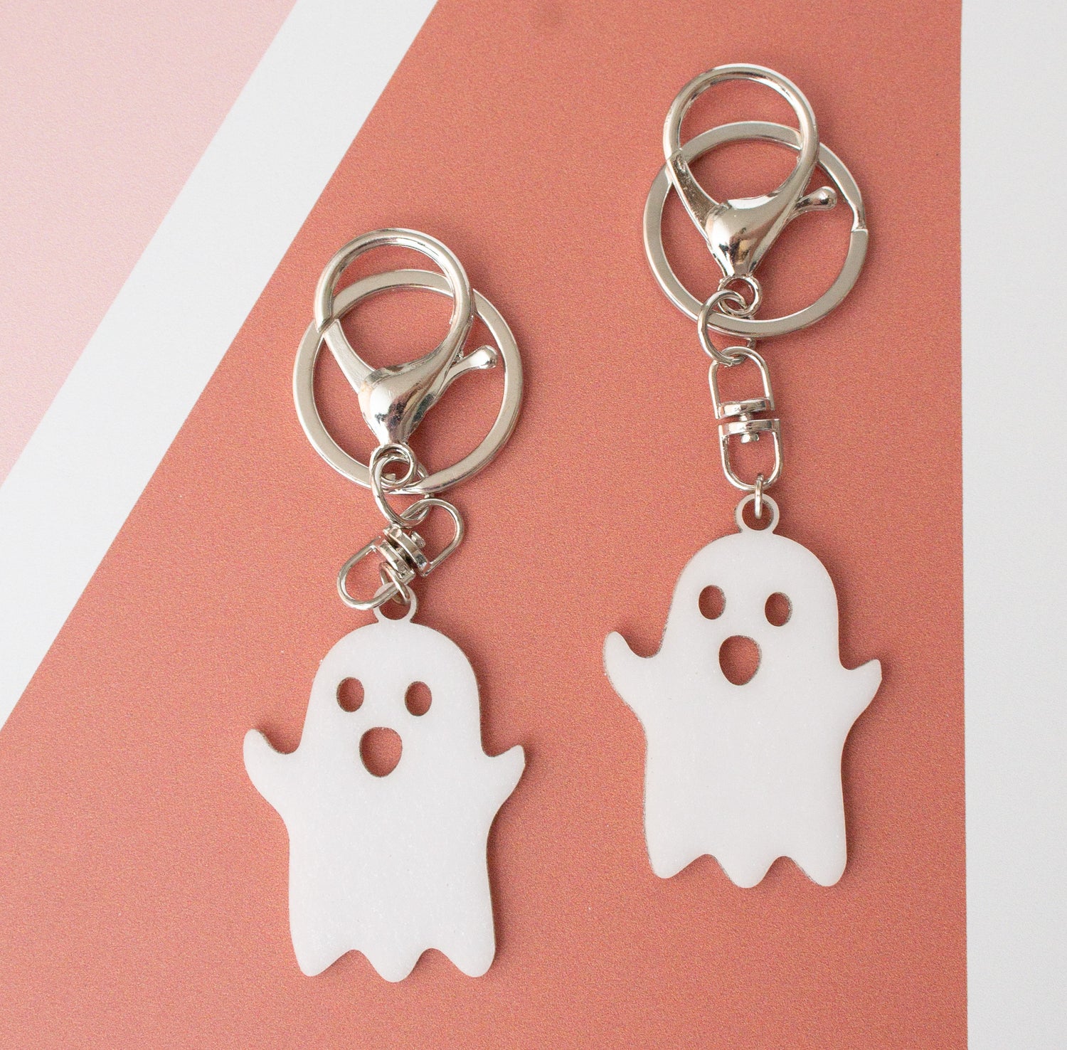 Cute Ghost Acrylic Keychain - Whimsical Ghost Charm for Bags, Keys, and More!